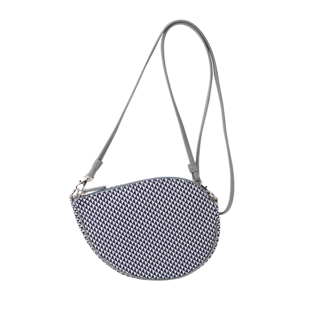 Shoulder pochette in magatama shape | Navy blue
