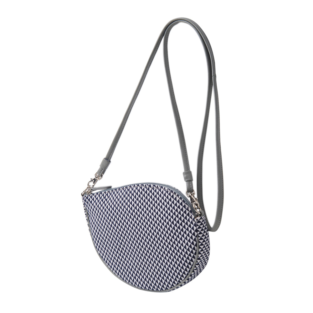 Shoulder pochette in magatama shape | Navy blue