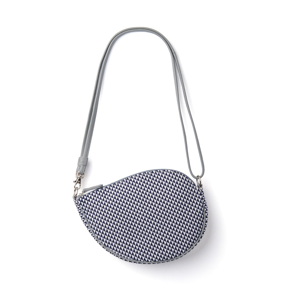 Shoulder pochette in magatama shape | Navy blue