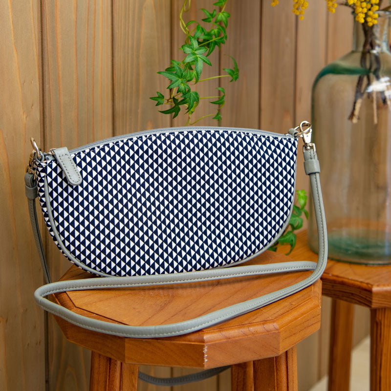 Shoulder pochette, boat-shaped | Navy blue