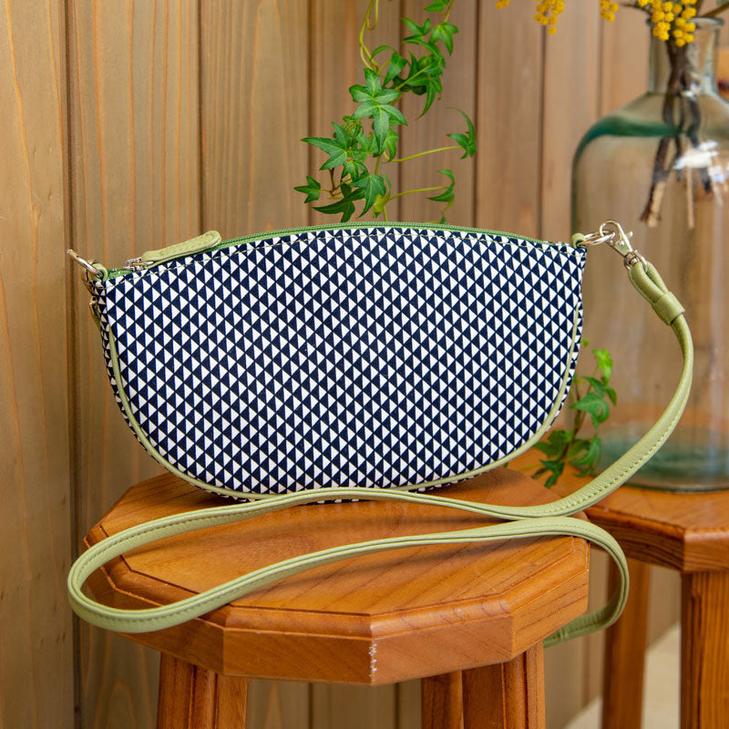 Shoulder pochette, boat-shaped | Navy blue