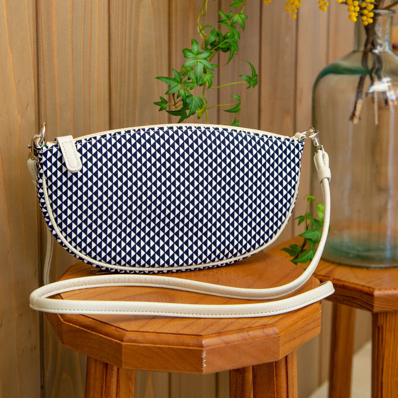 Shoulder pochette, boat-shaped | Navy blue