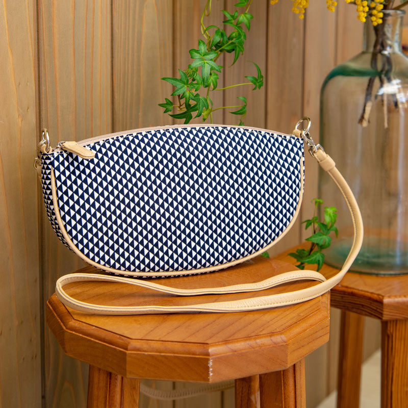 Shoulder pochette, boat-shaped | Navy blue