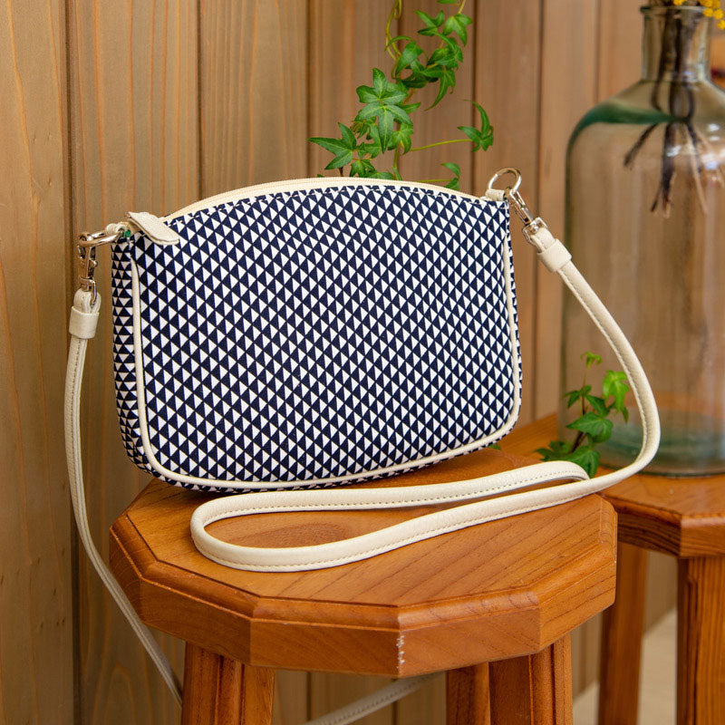 Shoulder pochette mallet-shaped | Navy blue