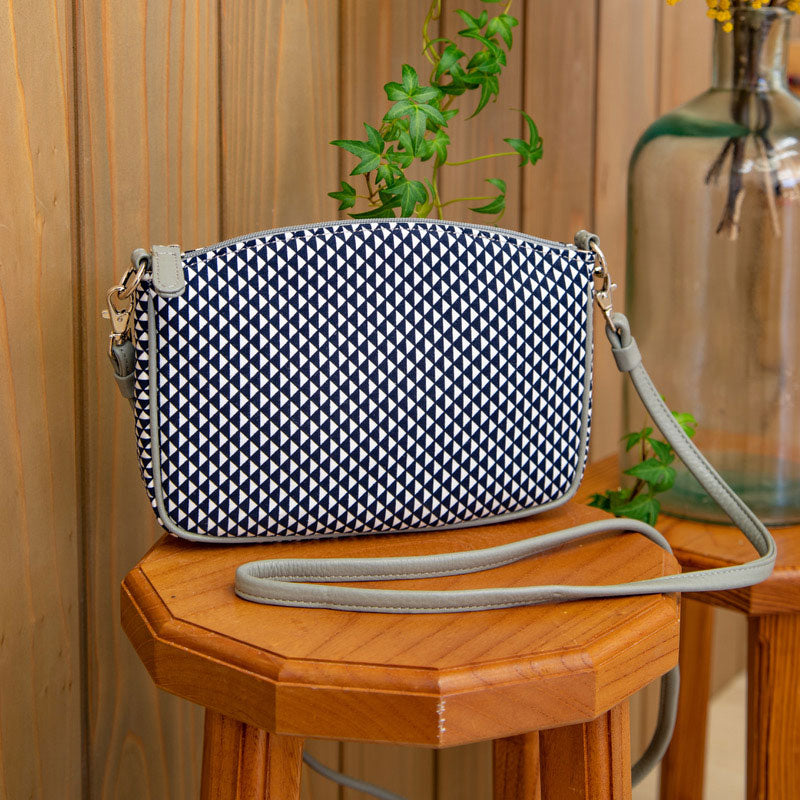 Shoulder pochette mallet-shaped | Navy blue