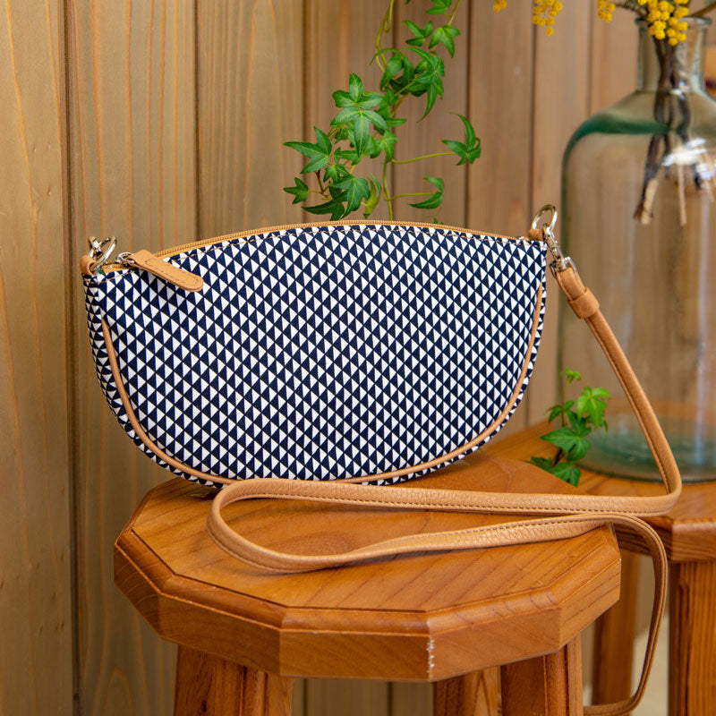 Shoulder pochette, boat-shaped | Navy blue