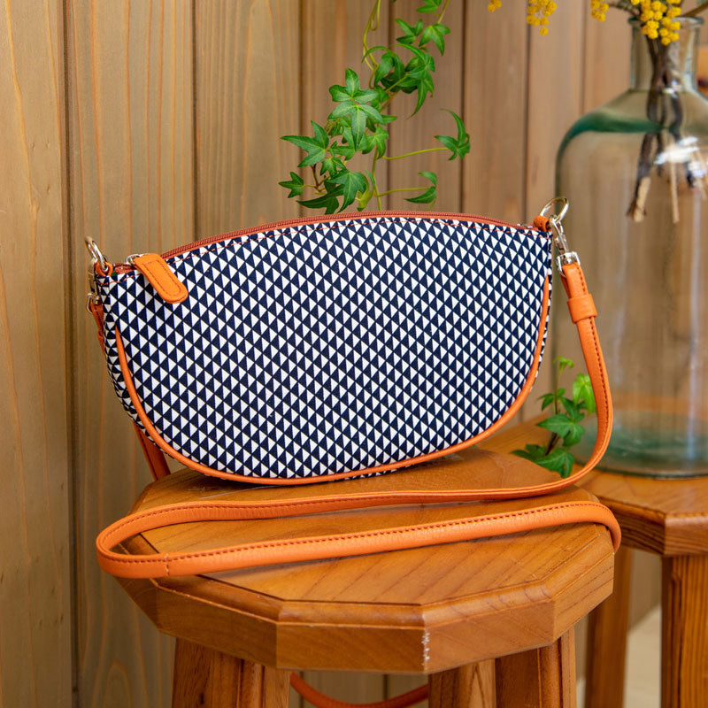 Shoulder pochette, boat-shaped | Navy blue