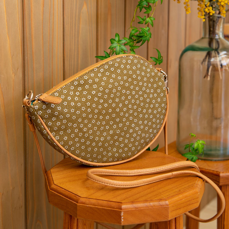 Shoulder pochette in magatama shape | Rikyu brown
