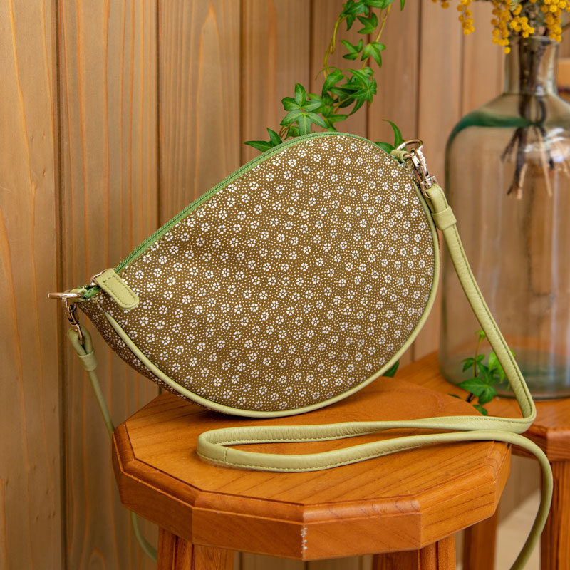 Shoulder pochette in magatama shape | Rikyu brown
