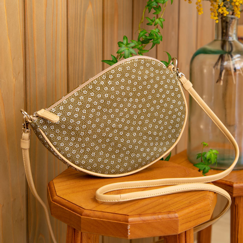Shoulder pochette in magatama shape | Rikyu brown