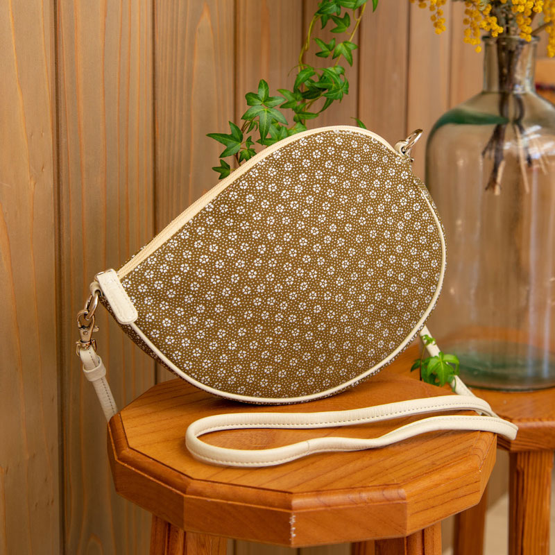 Shoulder pochette in magatama shape | Rikyu brown