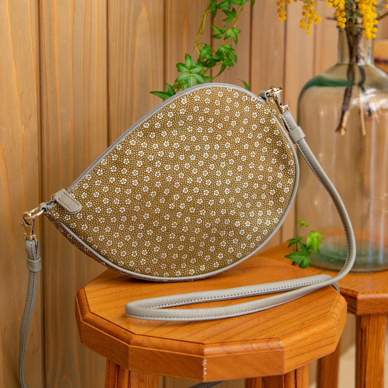 Shoulder pochette in magatama shape | Rikyu brown
