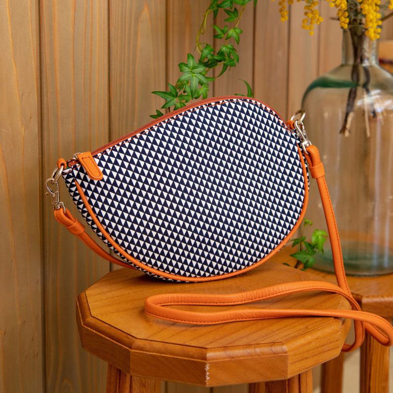 Shoulder pochette in magatama shape | Navy blue