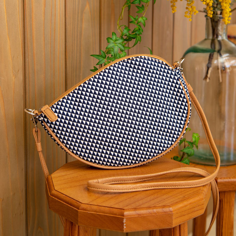 Shoulder pochette in magatama shape | Navy blue