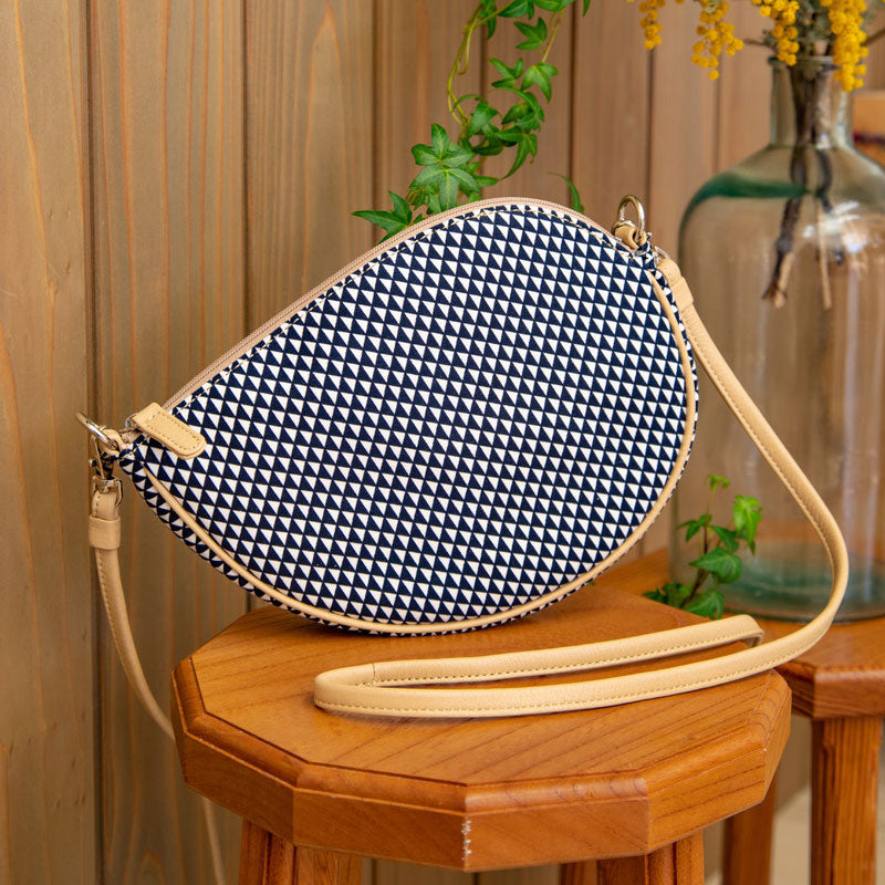 Shoulder pochette in magatama shape | Navy blue