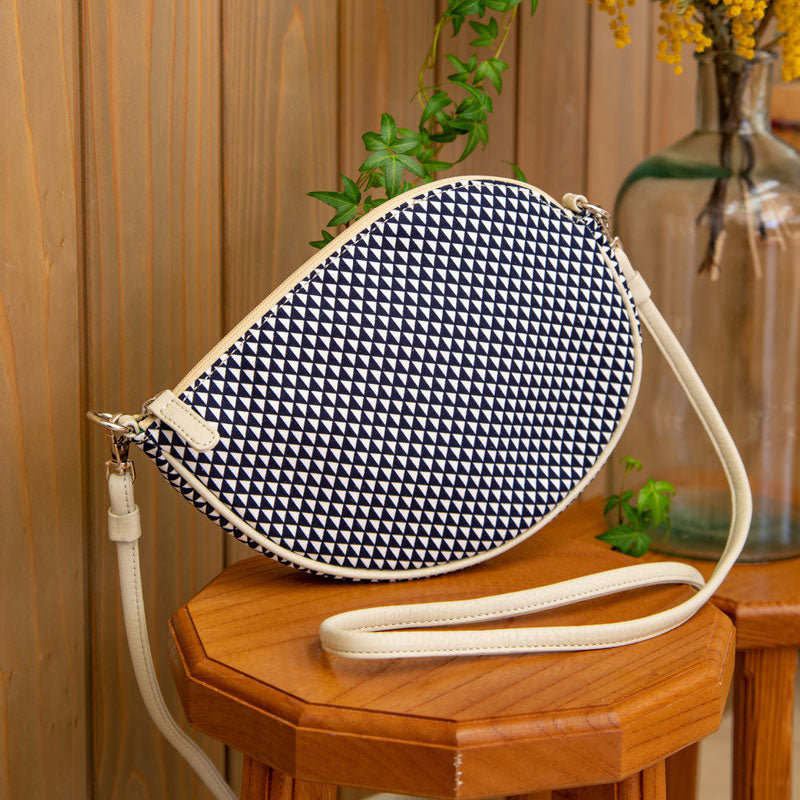 Shoulder pochette in magatama shape | Navy blue