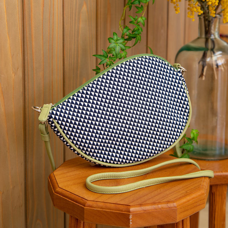 Shoulder pochette in magatama shape | Navy blue