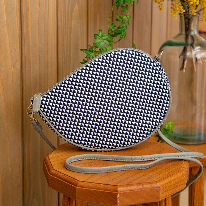 Shoulder pochette in magatama shape | Navy blue