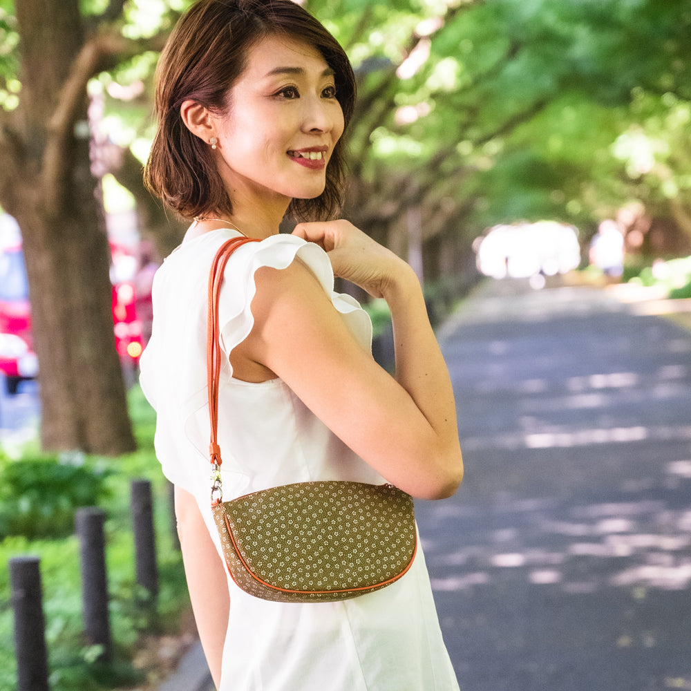 Shoulder pochette, boat-shaped | Rikyu brown
