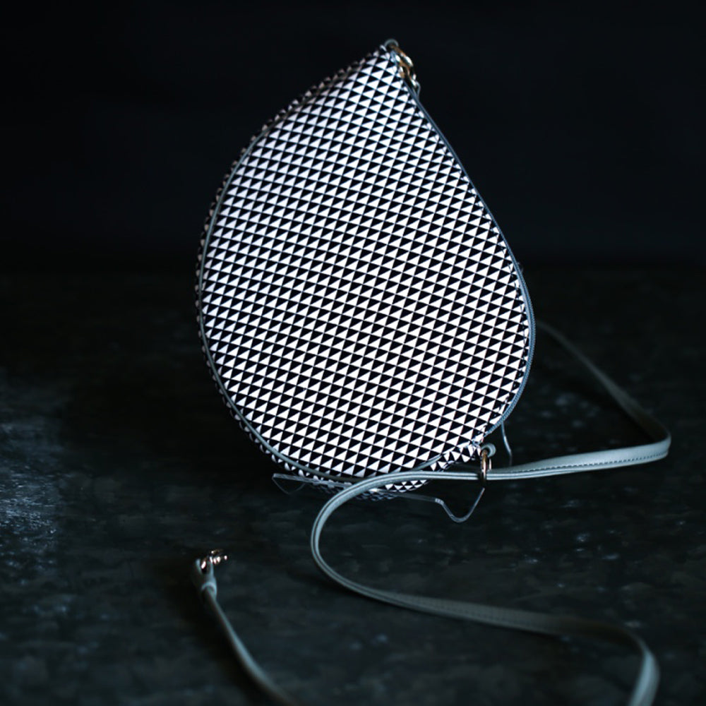 Shoulder pochette in magatama shape | Navy blue