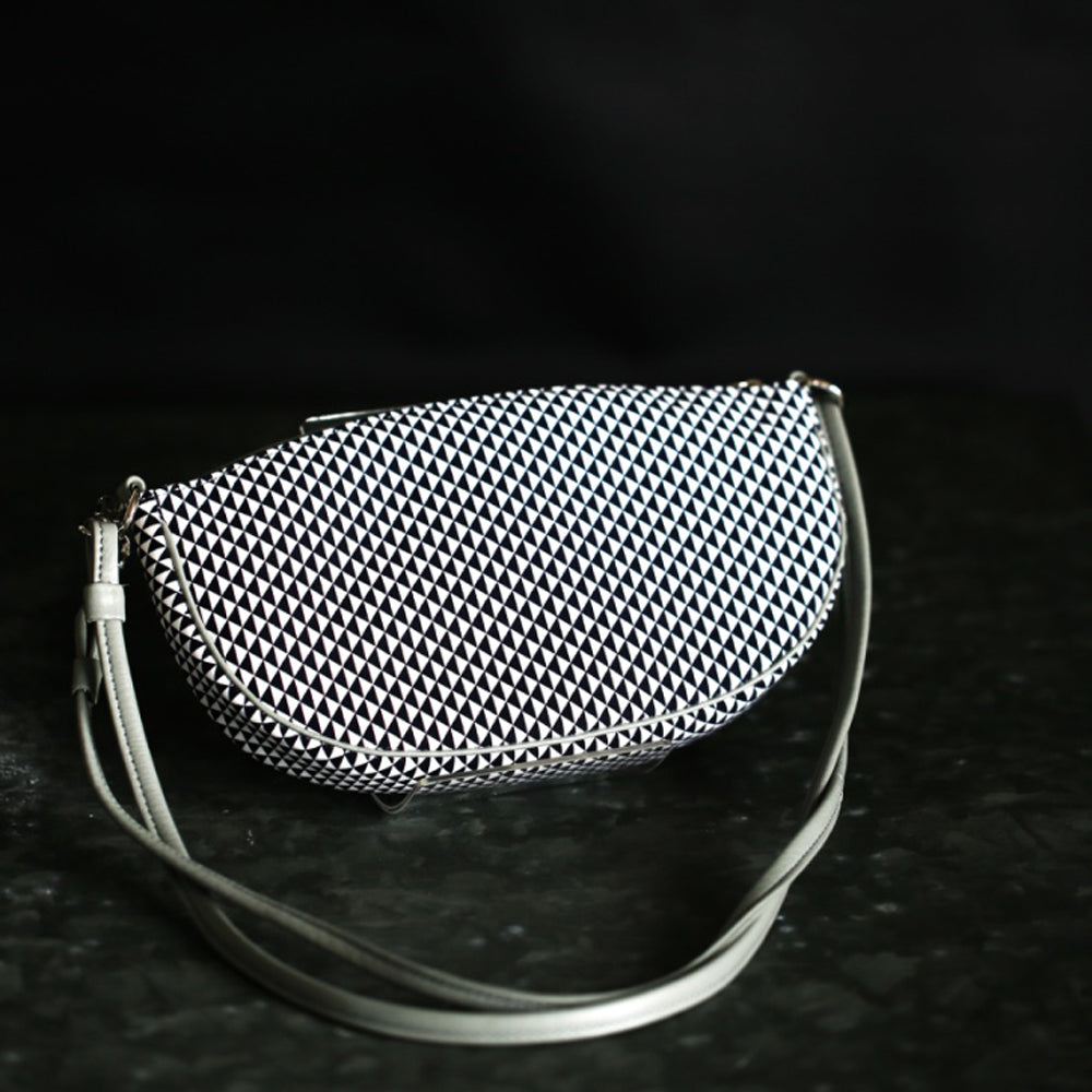 Shoulder pochette in magatama shape | Navy blue